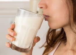 مصرف شیر برای جلوگیری از پوکی استخوان در بزگسالی