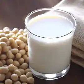 شیر گیاهی سویا جایگزینی برای شیر دامی